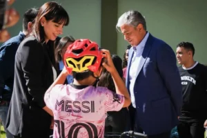 Entregan bicicletas a niñas y niños de hogares