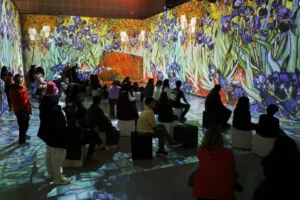 Niños y niñas de hogares provinciales visitaron muestra interactiva de Van Gogh